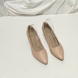 Clarks Kepley Vine Almond Toe Slip On Pump 7 M  Leather upper  2" kitten heel